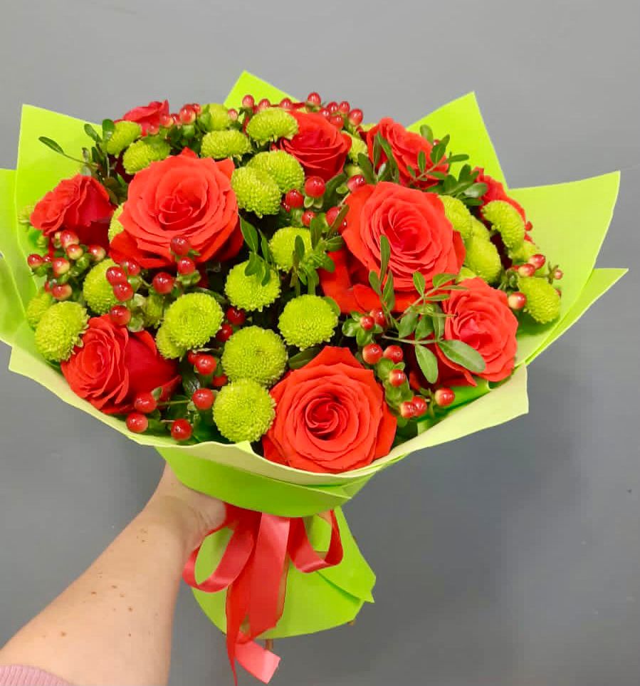 Букет цветов из: Хризантемы и Розы в Нее