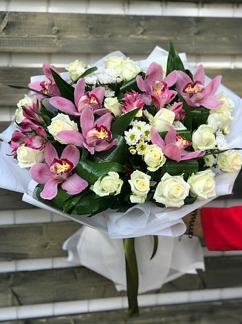 Букет цветов из: Розы и Хризантемы в Нее
