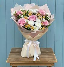 Букет цветов из:  Гвоздики, Орхидеи и Розы в Нее