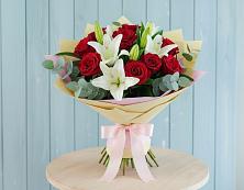 Букет цветов из:  Лилии и Розы в Нее