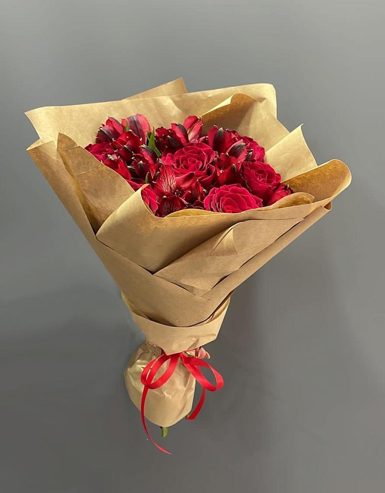 Букет цветов из: Альстромерии и Розы в Нее