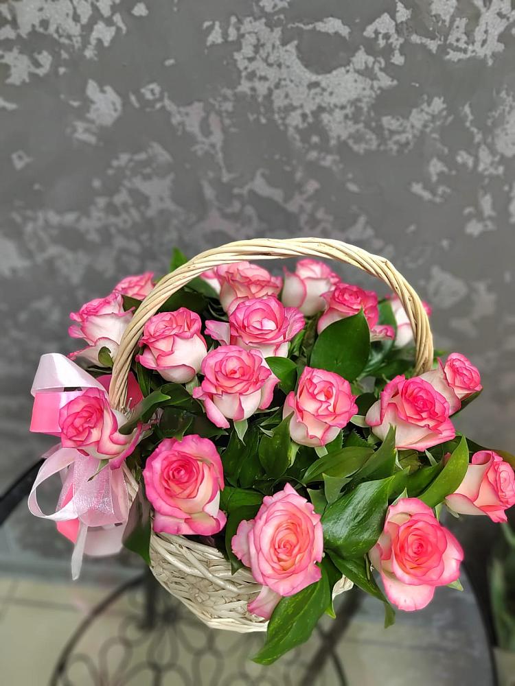 Цветочная композиция из Розы в корзине в Нее