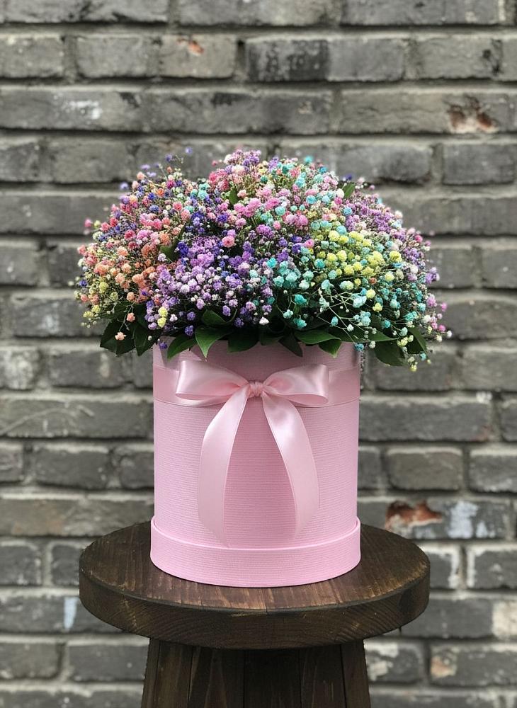 Цветочная композиция из Гипсофила и Розы в шляпной коробке в Нее