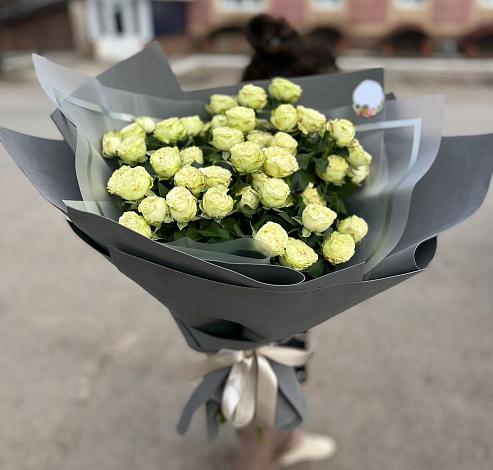 Букет Белые кустовые розы Солинеро в Нее