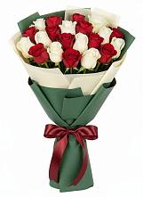 Букет Микс из красных и белых роз в Нее