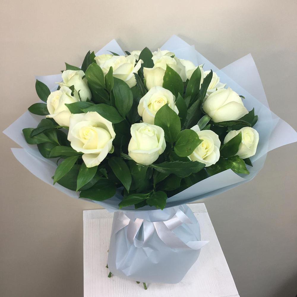 Букет 15 Белых роз Проуд в Нее
