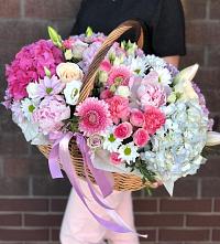 Цветочная композиция из Розы, Хризантемы, Пионы и Лизиантусы в корзине в Нее