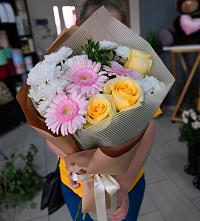 Букет цветов из:  Герберы, Розы и Хризантемы в Нее