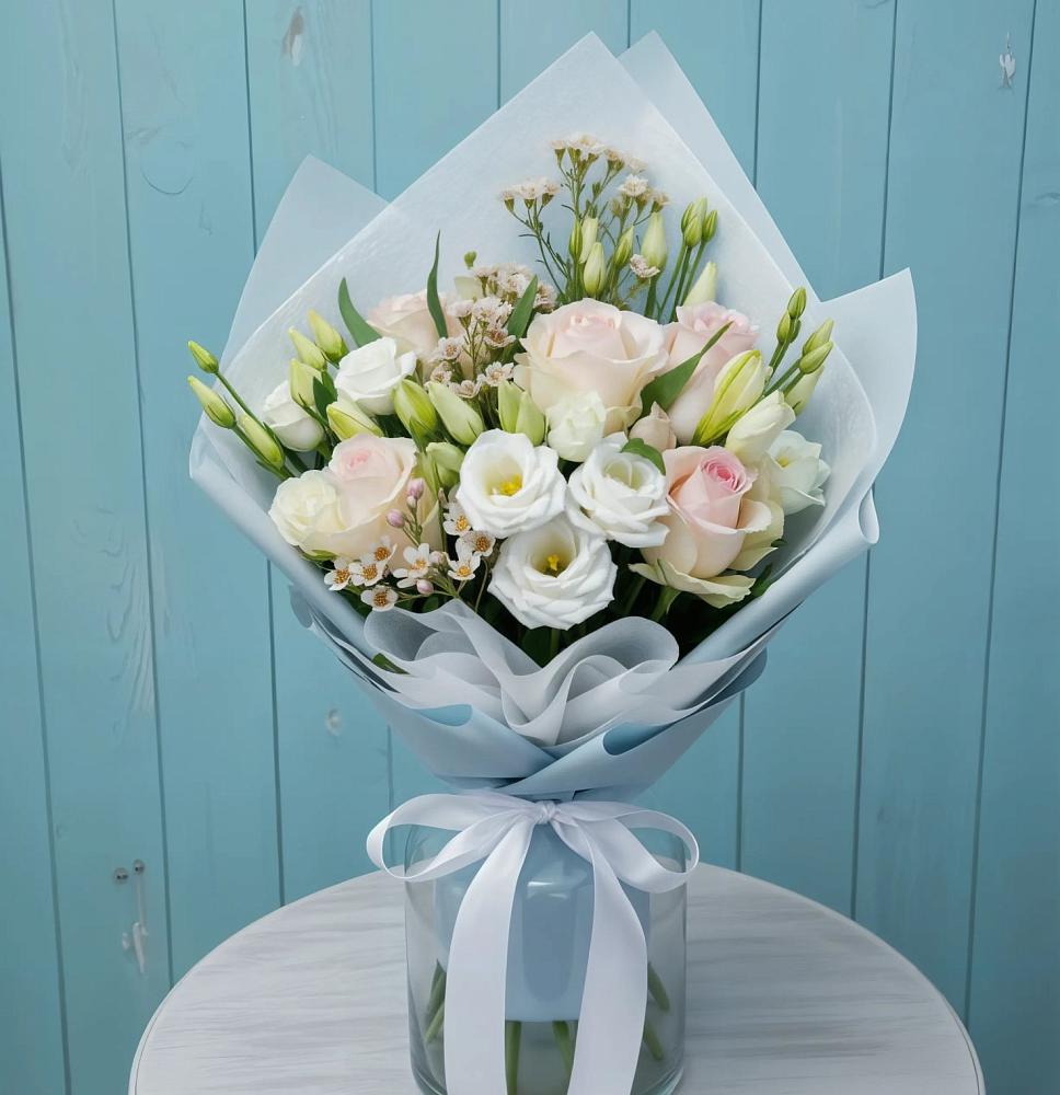 Букет цветов из: Розы и Лизиантусы в Нее