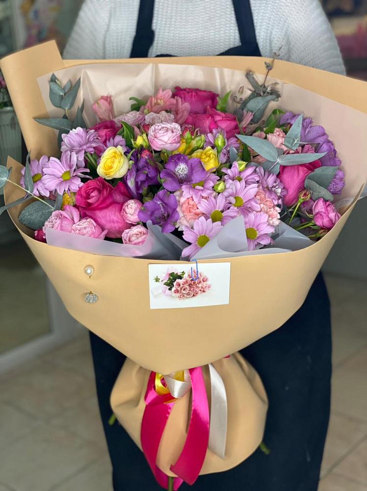 Букет цветов из: Хризантемы, Гвоздики и Альстромерии в Нее