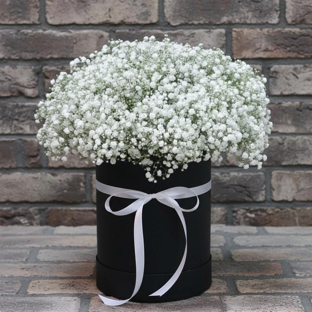 Цветочная композиция из Гипсофила в шляпной коробке в Нее