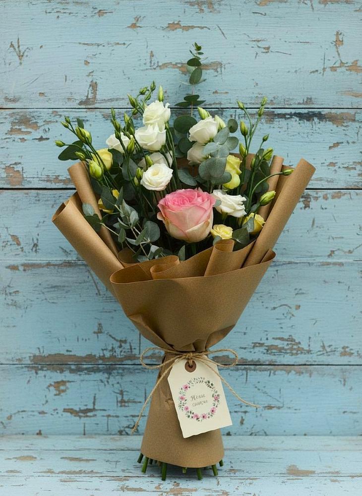 Букет цветов из: Розы и Лизиантусы в Нее