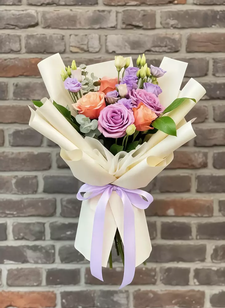 Букет цветов из: Лизиантусы и Розы в Нее