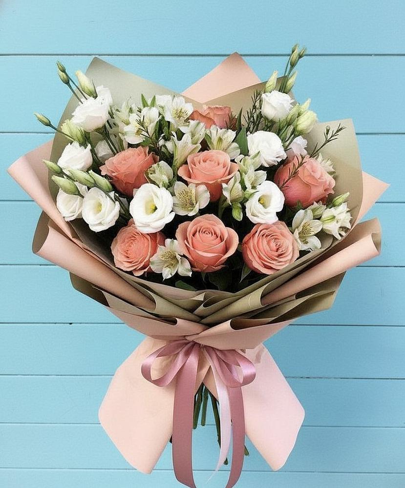 Букет цветов из: Розы, Альстромерии и Лизиантусы в Нее