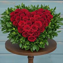 Цветочная композиция из Розы в виде сердца в Нее