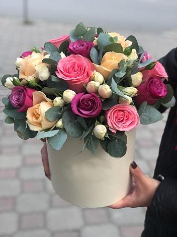 Цветочная композиция из Розы в шляпной коробке в Нее