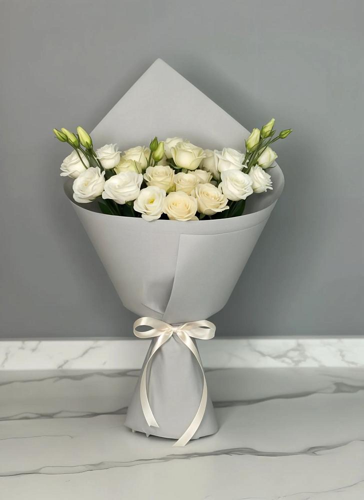 Букет цветов из: Розы и Лизиантусы в Нее