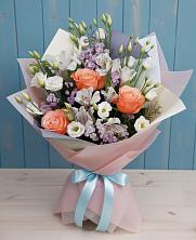 Букет цветов из:  Лизиантусы, Розы, Альстромерии и Гипсофила в Нее