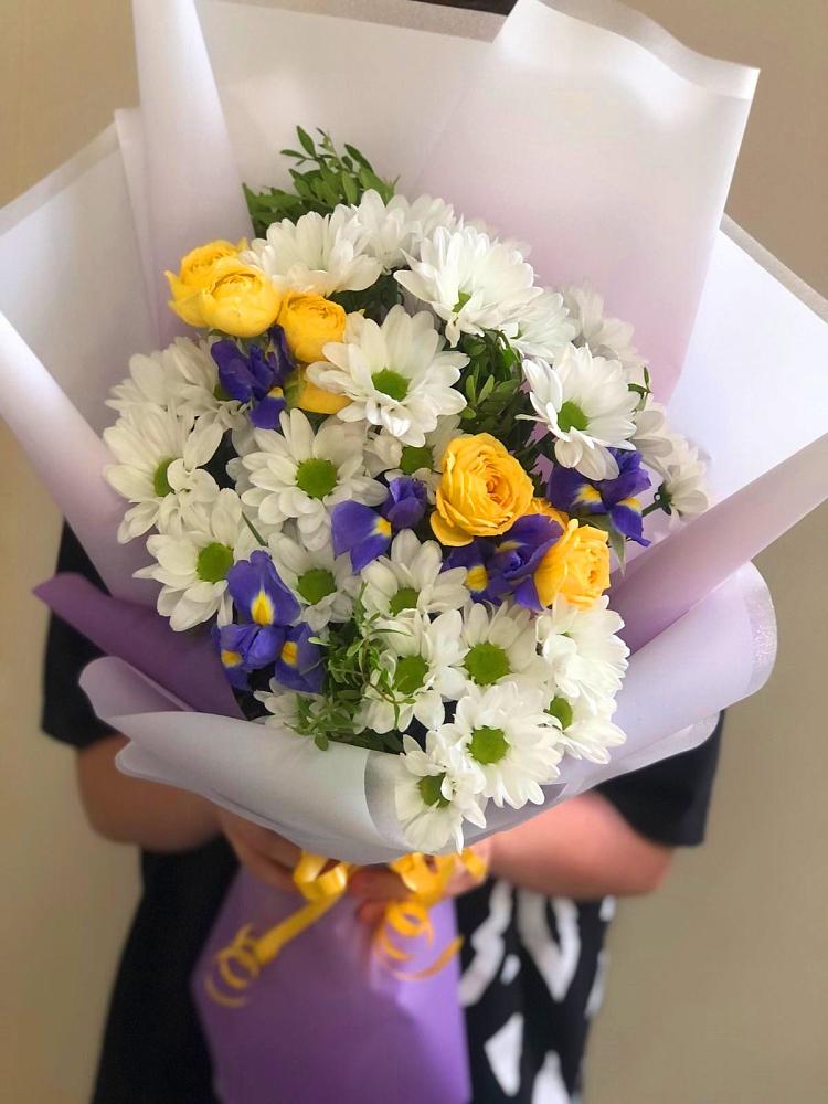 Букет цветов из: Ирисы, Хризантемы и Розы в Нее