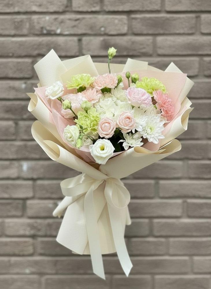 Букет цветов из: Гвоздики, Розы, Лизиантусы и Хризантемы в Нее