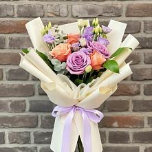 Букет цветов из:  Лизиантусы и Розы в Нее