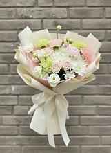 Букет цветов из:  Гвоздики, Розы, Лизиантусы и Хризантемы в Нее