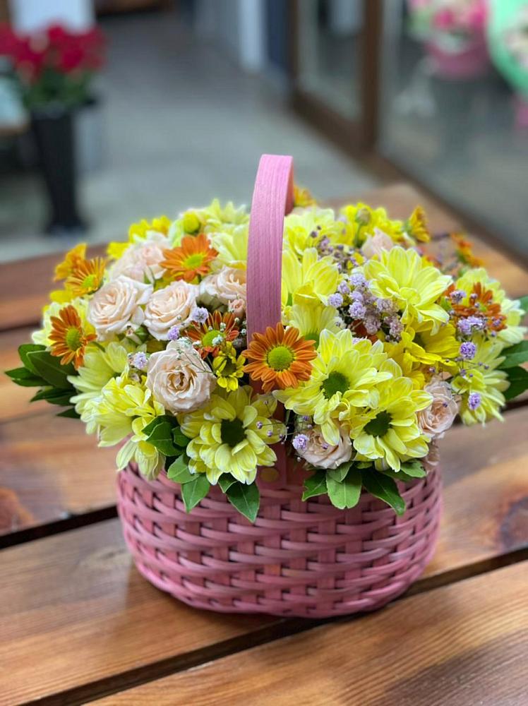 Цветочная композиция из Хризантемы и Розы в корзине в Нее