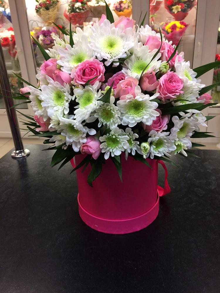 Цветочная композиция из Розы и Хризантемы в шляпной коробке в Нее