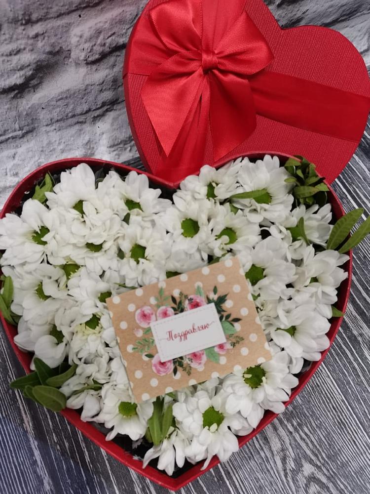 Цветочная композиция из Хризантемы в виде сердца в Нее