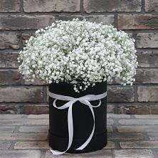 Цветочная композиция из Гипсофила в шляпной коробке в Нее