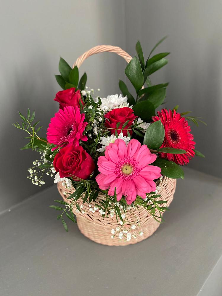 Цветочная композиция из Розы, Хризантемы и Герберы в корзине в Нее