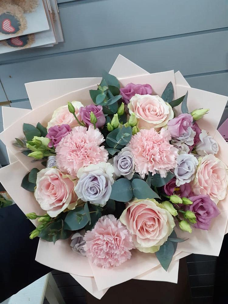 Букет цветов из: Розы, Гвоздики и Лизиантусы в Нее