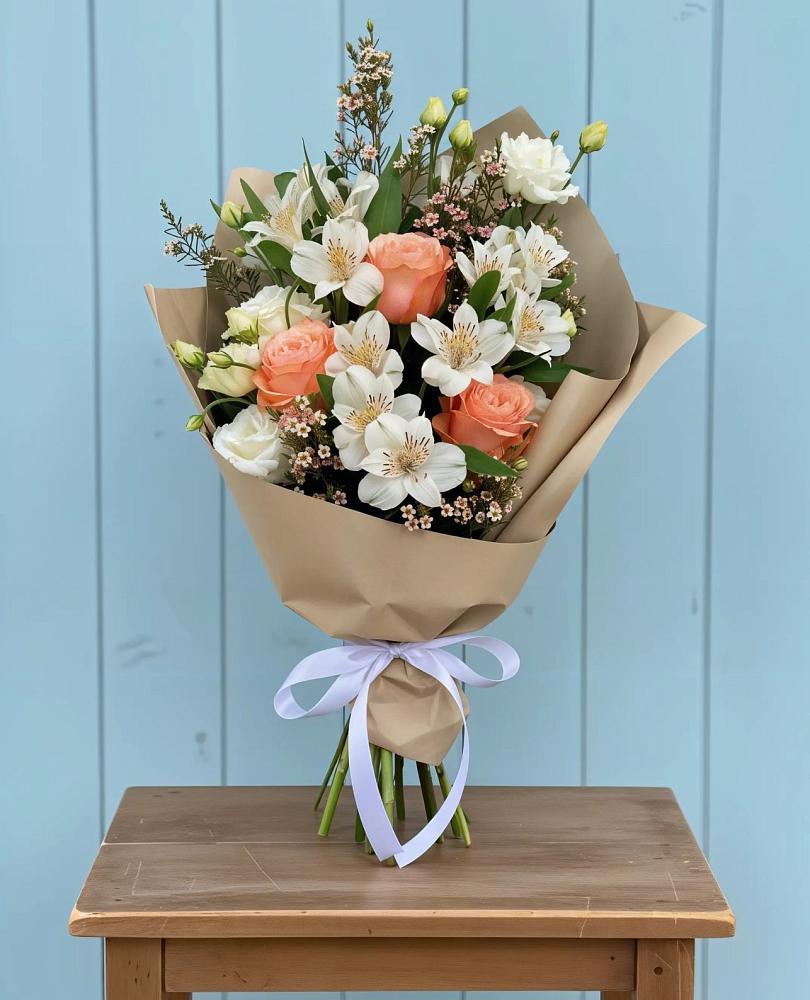 Букет цветов из: Альстромерии, Лизиантусы, Розы и Хризантемы в Нее