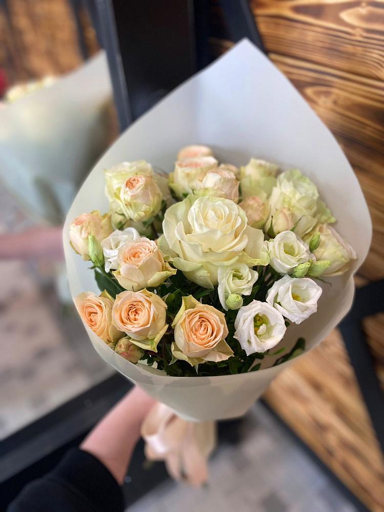 Букет цветов из: Розы и Лизиантусы в Нее