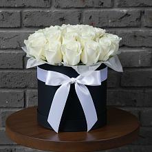 Цветочная композиция из Розы в шляпной коробке в Нее